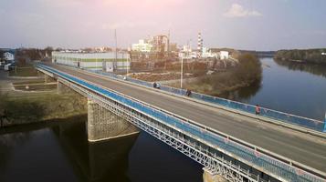 Brücke über den Fluss Luftaufnahme von einer Drohne foto