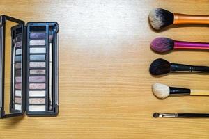 make-up kosmetikpinsel produkt schönheit mode auf holz foto