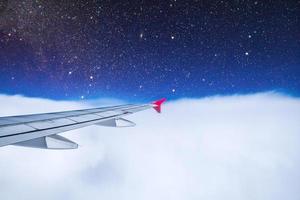 Flugzeug mit bewölkten blauen Stratosphärensternen anzeigen foto