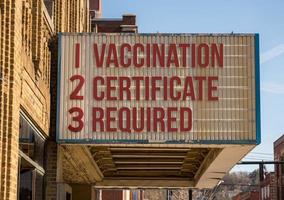 Konzept der Impfpflicht für den Zutritt zu öffentlichen Bereichen an der Kinotafel foto