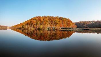 perfekte Spiegelung der Herbstblätter im Cheat Lake foto