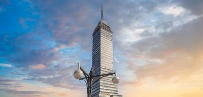 mexiko, mexiko-stadt, marksteinturm torre latinoamericana in der nähe des alameda central park foto