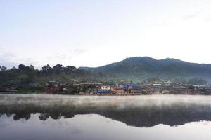 ban rak thai, chinesischer dorftee im hügel bei mae hong son morgens mit nebel. foto