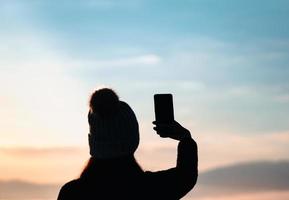 Silhouette erwachsene Frau Alleinreisender. foto