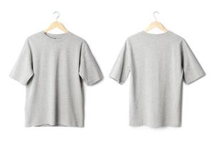 graues übergroßes T-Shirt-Modell, das isoliert auf weißem Hintergrund mit Beschneidungspfad hängt foto