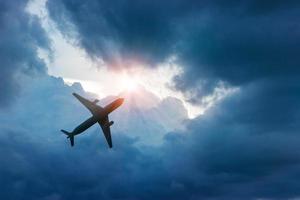 Flugzeug im dunkelblauen Himmel und Wolke bei Sonnenaufgang foto