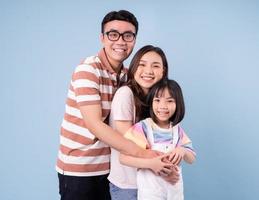 Porträt der jungen asiatischen Familie im Hintergrund foto