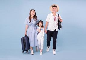 bild des jungen asiatischen familienreisekonzepthintergrundes foto