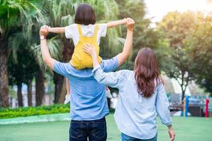 Bild einer jungen asiatischen Familie, die zusammen im Park spielt foto