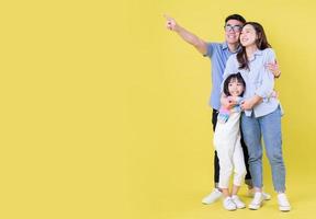 Bild in voller Länge der jungen asiatischen Familie auf Hintergrund foto
