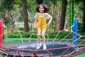 asiatisches Kind, das im Park spielt foto