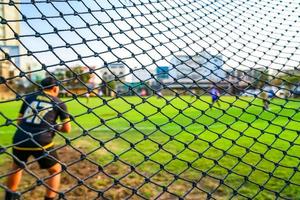 Fußballtornetz mit unscharfem Hintergrund foto