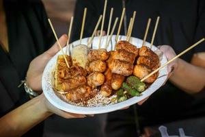 würzige mala chinesische gewürze grillen schweinefleisch im thailändischen stil, foodtruck, bangkok, thailand. foto