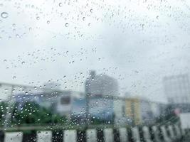 der regen auf spiegelauto mit baustellenhintergrund. foto