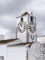 tavira, südliche algarve, portugal, 2018. santa maria do castelo kirche in tavira portugal am 8. märz 2018 foto