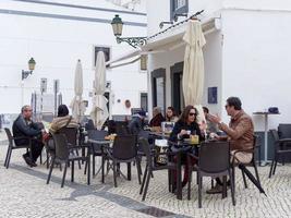 faro, südliche algarve, portugal, 2018. kaffeekultur lebendig und gut in faro portugal am 7. märz 2018. nicht identifizierte personen foto