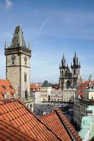 Prag, Tschechische Republik, 2014. Alter Rathausturm und Liebfrauenkirche vor Teyn in Prag foto