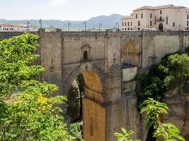 ronda, andalusien, spanien, 2014. blick auf die neue brücke in ronda, spanien am 8. mai 2014. nicht identifizierte personen. foto