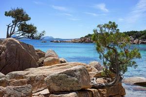 ruhige bucht an der costa smeralda in sardinien foto