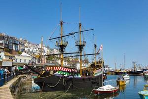 Brixham, Devon, Großbritannien, 2012. Blick auf den Hafen von Brixham und die Golden Hind foto