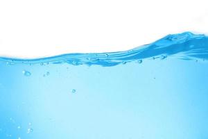 blaues Oberflächenwasser und Luftblase isoliert auf weißem Hintergrund foto