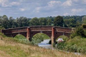 Bodiam, East Sussex, Großbritannien, 2009. Blick auf die historische Straßenbrücke bei Bodiam in East Sussex am 24. Juni 2009 foto