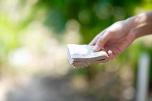 Nahaufnahmen und Bankkarten, die für Geschäfts- und Geldwechselkäufe verwendet werden. hand- und geldkonzept foto