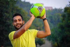 kleiner Junge mit Fußballbild foto