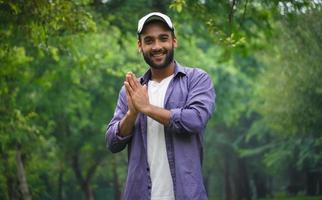 indischer mann, der namaste mit seiner hand tut foto