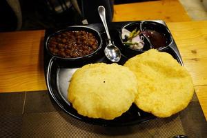 indisches rezept chola bhatura mit zwiebeln foto