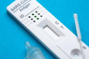 Corona-Virus-Antigen-Schnelltest. Laborkarten-Kit-Test für Covid-19. foto