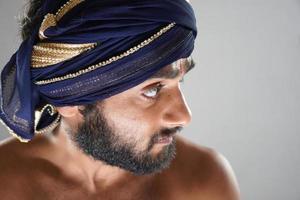indischer Mann im Theater als König verkleidet foto