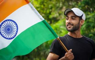 indische flagge wird von einem mann geschwenkt, der erfolg feiert foto