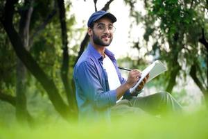 ein Student schreibt mit Buchbild foto