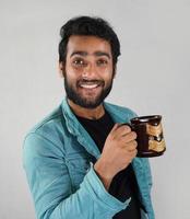 ein Mann mit einer Kaffeetasse foto