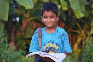 ein studentenkind mit büchern - kinderbildungskonzept foto