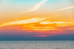tropischer farbenfroher sonnenuntergang über dem ozean am strand. am thailändischen tourismushintergrund mit seestrand. Ziel der Urlaubsreise foto
