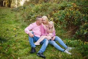 vater, tochter und mutter gehen im freien. glückliche Familie. foto