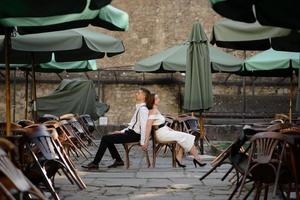 Schönes stilvolles Paar bei einem Date auf den Straßen der Altstadt. foto