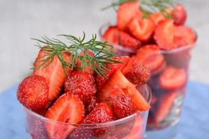 frische Erdbeeren auf blauem Tischtuch foto