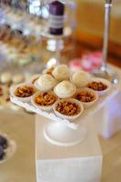 Desserts auf der Hochzeitstafel. foto