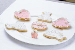 Viele rosa Kekse auf einem weißen Teller foto