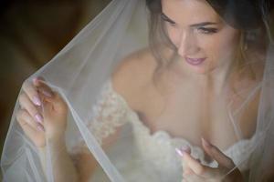 Porträt einer schönen Braut unter einem Schleier. foto