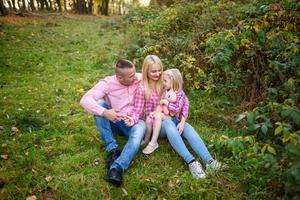 vater, tochter und mutter gehen im freien. glückliche Familie. foto