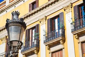 schöne straßen von barcelona im historischen stadtzentrum in der nähe von lar ramblas foto