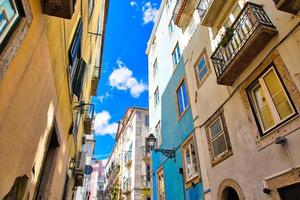 typische architektur und farbenfrohe gebäude des historischen zentrums von lissabon foto