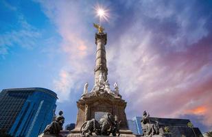 eine der wichtigsten touristenattraktionen von mexiko-stadt engel der unabhängigkeitssäule in der nähe des finanzzentrums der stadt und des historischen zentrums el zocalo foto