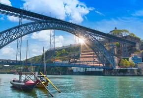 Wahrzeichen der Dom-Luis-Brücke in Porto, Portugal foto