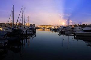 mexiko, panoramablick auf marina und yachtclub in puerto vallarta bei sonnenuntergang foto