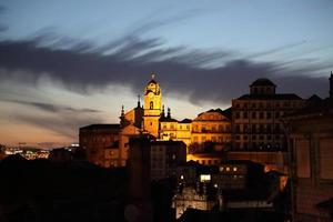 schöne straßen von porto bei nacht foto